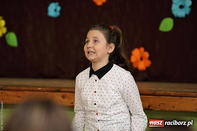 Zdjęcie w galerii na portalu naszraciborz.pl: Konkurs Recytacji w ramach Powiatowego Festiwalu Twórczości Artystycznej wiadomości z regionu
