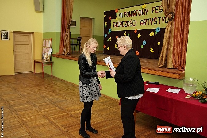 Zdjęcie w galerii na portalu naszraciborz.pl: Konkurs Recytacji w ramach Powiatowego Festiwalu Twórczości Artystycznej wiadomości z regionu