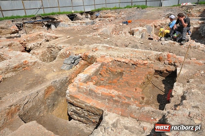 Zdjęcie w galerii na portalu naszraciborz.pl: Prace archeologiczne przy kościele św. Jakuba przynoszą kolejne odkrycia pochówków  wiadomości z regionu