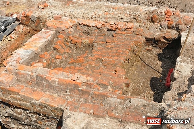 Zdjęcie w galerii na portalu naszraciborz.pl: Prace archeologiczne przy kościele św. Jakuba przynoszą kolejne odkrycia pochówków  wiadomości z regionu