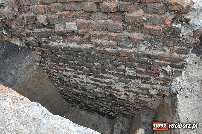 Zdjęcie w galerii na portalu naszraciborz.pl: Prace archeologiczne przy kościele św. Jakuba przynoszą kolejne odkrycia pochówków  wiadomości z regionu