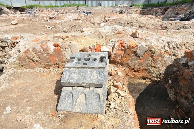 Zdjęcie w galerii na portalu naszraciborz.pl: Prace archeologiczne przy kościele św. Jakuba przynoszą kolejne odkrycia pochówków  wiadomości z regionu