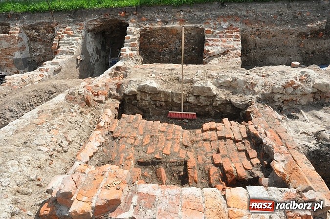 Zdjęcie w galerii na portalu naszraciborz.pl: Prace archeologiczne przy kościele św. Jakuba przynoszą kolejne odkrycia pochówków  wiadomości z regionu