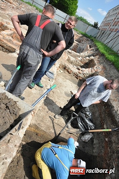 Zdjęcie w galerii na portalu naszraciborz.pl: Prace archeologiczne przy kościele św. Jakuba przynoszą kolejne odkrycia pochówków  wiadomości z regionu