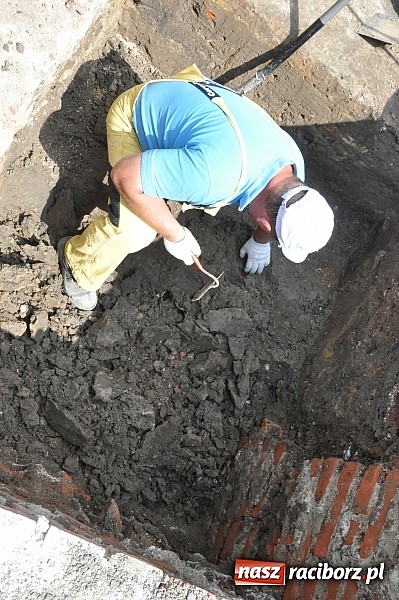 Zdjęcie w galerii na portalu naszraciborz.pl: Prace archeologiczne przy kościele św. Jakuba przynoszą kolejne odkrycia pochówków  wiadomości z regionu