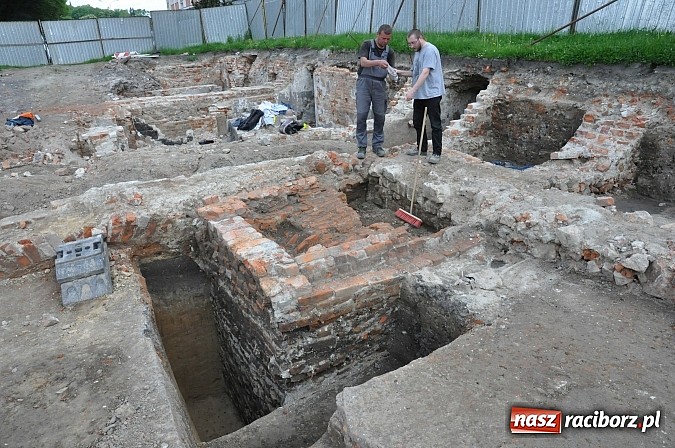Zdjęcie w galerii na portalu naszraciborz.pl: Prace archeologiczne przy kościele św. Jakuba przynoszą kolejne odkrycia pochówków  wiadomości z regionu