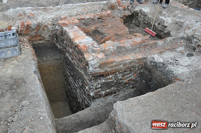 Zdjęcie w galerii na portalu naszraciborz.pl: Prace archeologiczne przy kościele św. Jakuba przynoszą kolejne odkrycia pochówków  wiadomości z regionu