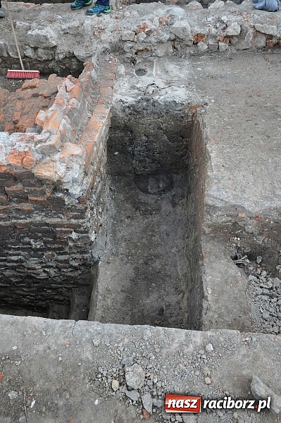 Zdjęcie w galerii na portalu naszraciborz.pl: Prace archeologiczne przy kościele św. Jakuba przynoszą kolejne odkrycia pochówków  wiadomości z regionu