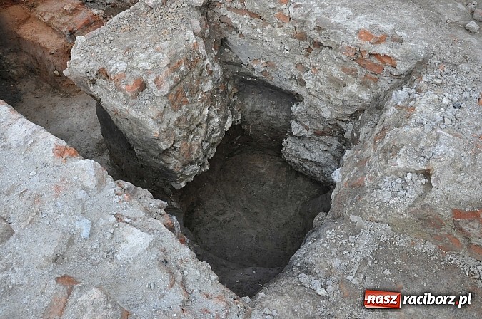 Zdjęcie w galerii na portalu naszraciborz.pl: Prace archeologiczne przy kościele św. Jakuba przynoszą kolejne odkrycia pochówków  wiadomości z regionu