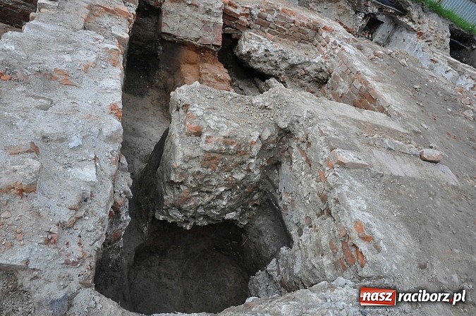 Zdjęcie w galerii na portalu naszraciborz.pl: Prace archeologiczne przy kościele św. Jakuba przynoszą kolejne odkrycia pochówków  wiadomości z regionu