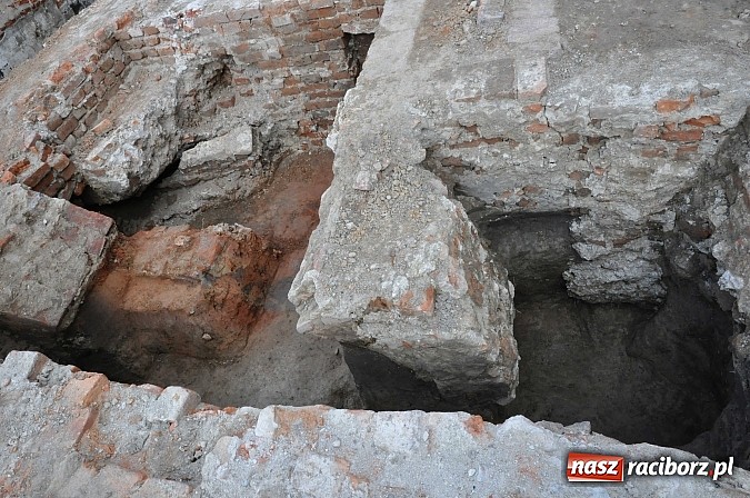 Zdjęcie w galerii na portalu naszraciborz.pl: Prace archeologiczne przy kościele św. Jakuba przynoszą kolejne odkrycia pochówków  wiadomości z regionu