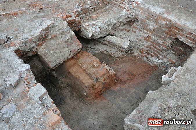 Zdjęcie w galerii na portalu naszraciborz.pl: Prace archeologiczne przy kościele św. Jakuba przynoszą kolejne odkrycia pochówków  wiadomości z regionu