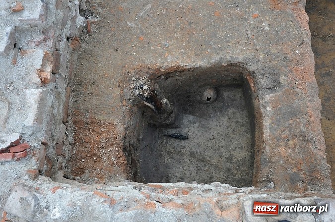 Zdjęcie w galerii na portalu naszraciborz.pl: Prace archeologiczne przy kościele św. Jakuba przynoszą kolejne odkrycia pochówków  wiadomości z regionu