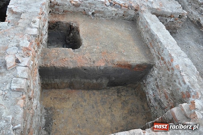 Zdjęcie w galerii na portalu naszraciborz.pl: Prace archeologiczne przy kościele św. Jakuba przynoszą kolejne odkrycia pochówków  wiadomości z regionu