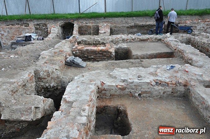 Zdjęcie w galerii na portalu naszraciborz.pl: Prace archeologiczne przy kościele św. Jakuba przynoszą kolejne odkrycia pochówków  wiadomości z regionu
