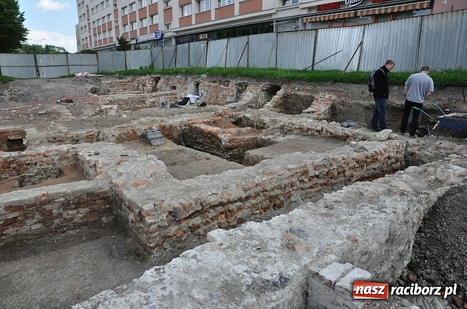 Zdjęcie w galerii na portalu naszraciborz.pl: Prace archeologiczne przy kościele św. Jakuba przynoszą kolejne odkrycia pochówków  wiadomości z regionu