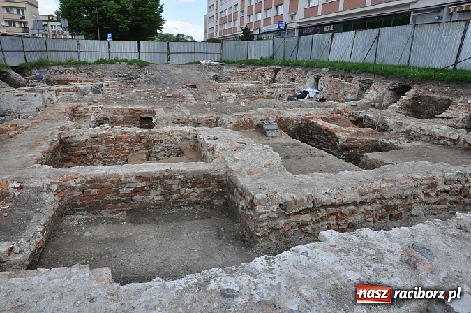 Zdjęcie w galerii na portalu naszraciborz.pl: Prace archeologiczne przy kościele św. Jakuba przynoszą kolejne odkrycia pochówków  wiadomości z regionu