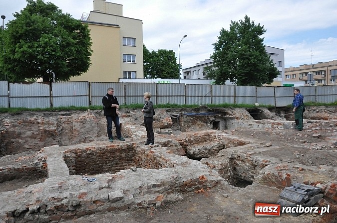 Zdjęcie w galerii na portalu naszraciborz.pl: Prace archeologiczne przy kościele św. Jakuba przynoszą kolejne odkrycia pochówków  wiadomości z regionu