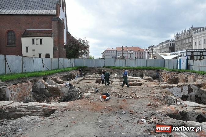 Zdjęcie w galerii na portalu naszraciborz.pl: Prace archeologiczne przy kościele św. Jakuba przynoszą kolejne odkrycia pochówków  wiadomości z regionu