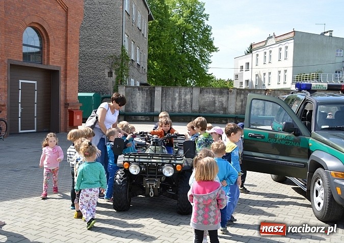 Zdjęcie w galerii na portalu naszraciborz.pl: Spotkanie z przedszkolakami w ramach akcji Blaskiem chronieni wiadomości z regionu