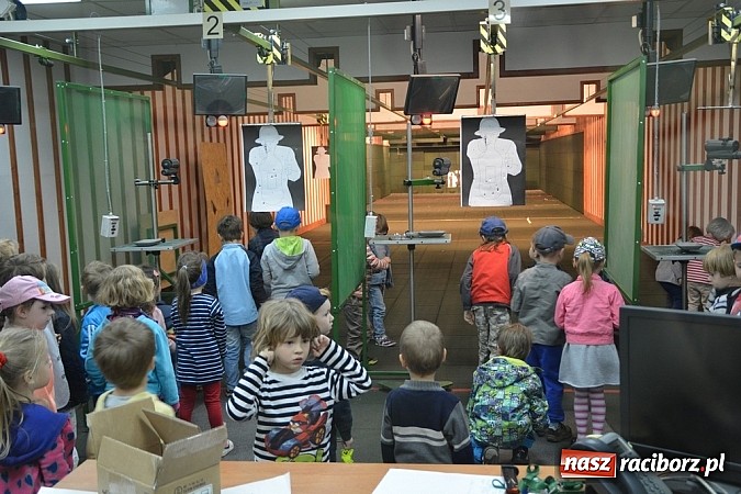 Zdjęcie w galerii na portalu naszraciborz.pl: Spotkanie z przedszkolakami w ramach akcji Blaskiem chronieni wiadomości z regionu