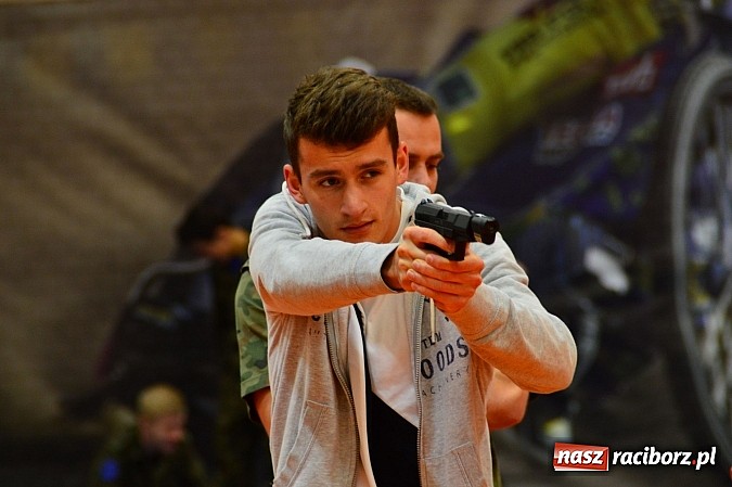 Zdjęcie w galerii na portalu naszraciborz.pl: Żołnierska przeprawa w raciborskim SMS wiadomości z regionu