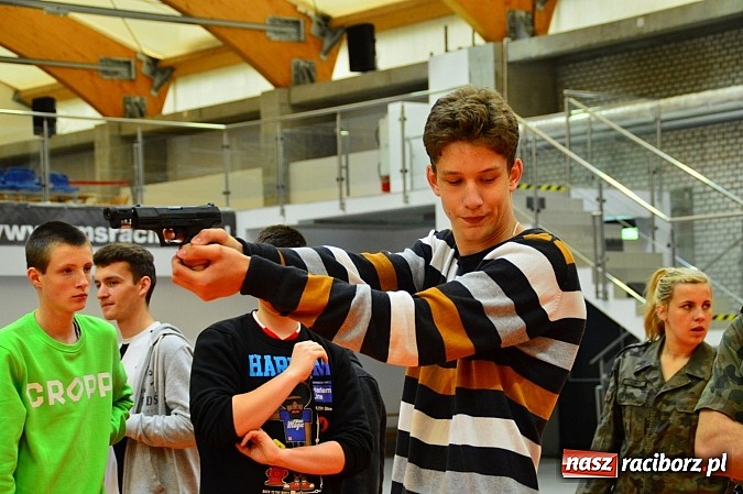 Zdjęcie w galerii na portalu naszraciborz.pl: Żołnierska przeprawa w raciborskim SMS wiadomości z regionu