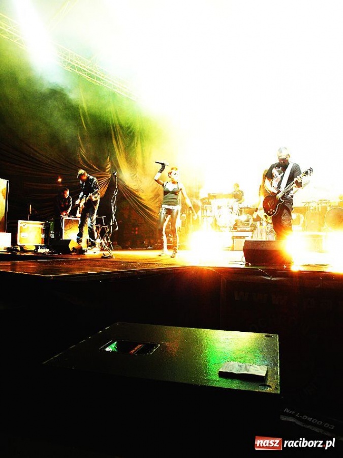 Zdjęcie w galerii na portalu naszraciborz.pl: ŁZY mimo deszczu uwiodły publiczność wiadomości z regionu