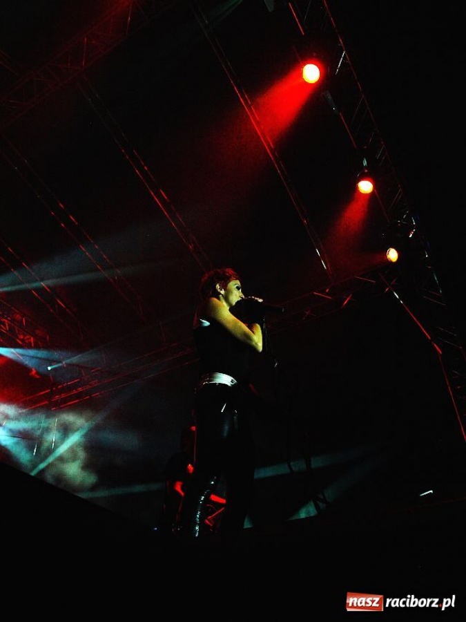 Zdjęcie w galerii na portalu naszraciborz.pl: ŁZY mimo deszczu uwiodły publiczność wiadomości z regionu