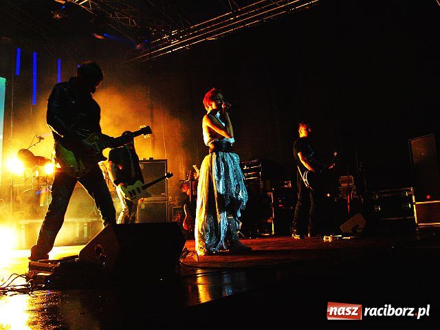 Zdjęcie w galerii na portalu naszraciborz.pl: ŁZY mimo deszczu uwiodły publiczność wiadomości z regionu