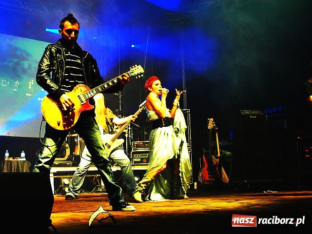 Zdjęcie w galerii na portalu naszraciborz.pl: ŁZY mimo deszczu uwiodły publiczność wiadomości z regionu