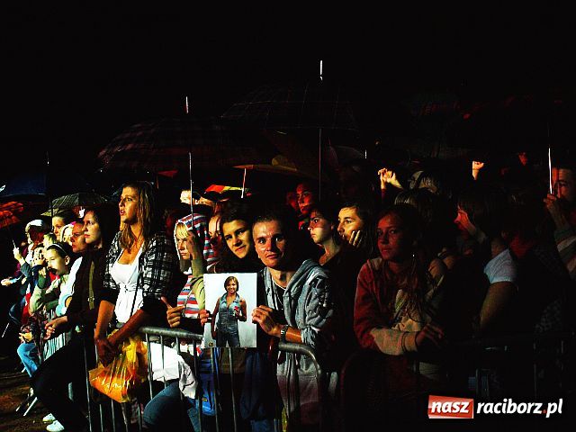 Zdjęcie w galerii na portalu naszraciborz.pl: ŁZY mimo deszczu uwiodły publiczność wiadomości z regionu