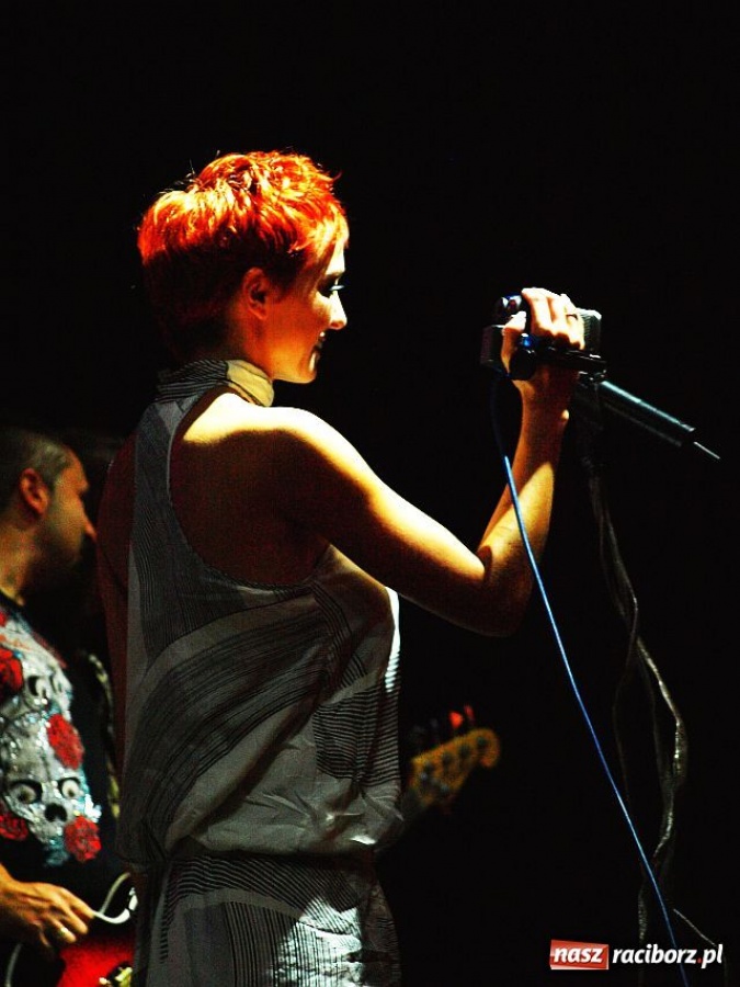 Zdjęcie w galerii na portalu naszraciborz.pl: ŁZY mimo deszczu uwiodły publiczność wiadomości z regionu