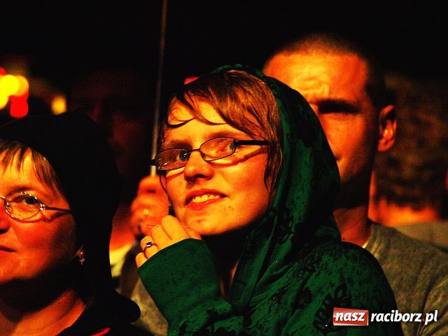 Zdjęcie w galerii na portalu naszraciborz.pl: ŁZY mimo deszczu uwiodły publiczność wiadomości z regionu