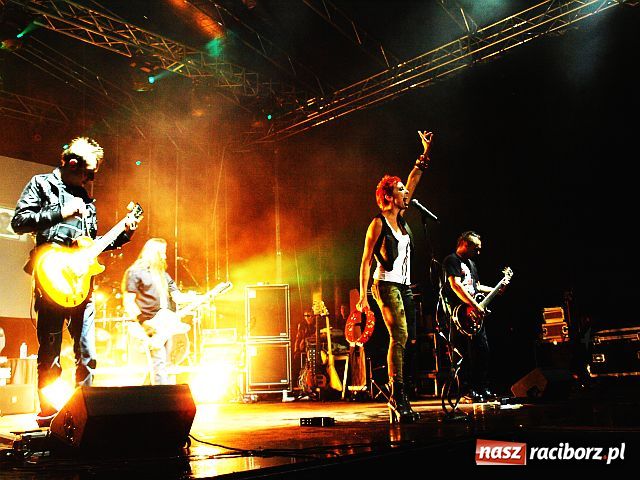 Zdjęcie w galerii na portalu naszraciborz.pl: ŁZY mimo deszczu uwiodły publiczność wiadomości z regionu