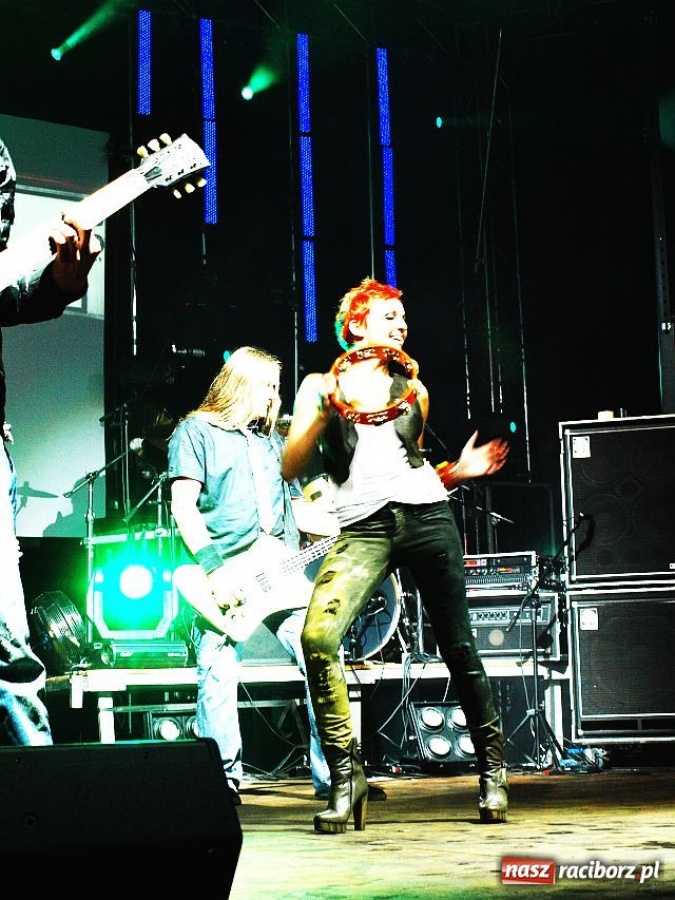 Zdjęcie w galerii na portalu naszraciborz.pl: ŁZY mimo deszczu uwiodły publiczność wiadomości z regionu