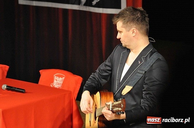 Zdjęcie w galerii na portalu naszraciborz.pl: 10/10, czyli Kabaret Młodych Panów na urodzinowej trasie w Raciborzu wiadomości z regionu