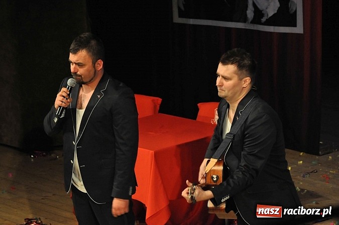 Zdjęcie w galerii na portalu naszraciborz.pl: 10/10, czyli Kabaret Młodych Panów na urodzinowej trasie w Raciborzu wiadomości z regionu