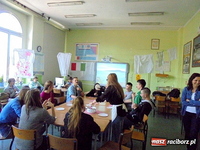 Zdjęcie w galerii na portalu naszraciborz.pl: Kolorowy Dzień Języków w Gimnazjum nr 5 wiadomości z regionu