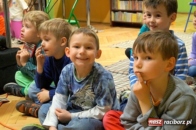 Zdjęcie w galerii na portalu naszraciborz.pl: Charyzmatyczna Elżbieta Bednarczyk spotkała się z najmłodszymi w bibliotece w Nędzy wiadomości z regionu