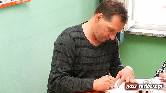 Zdjęcie w galerii na portalu naszraciborz.pl: Grzegorz Wagner gościł w raciborskiej bibliotece wiadomości z regionu
