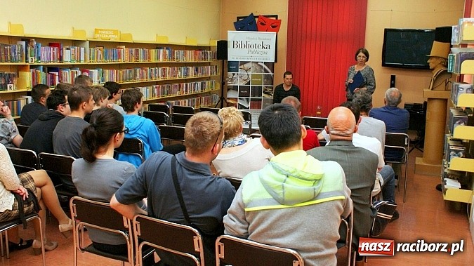 Zdjęcie w galerii na portalu naszraciborz.pl: Grzegorz Wagner gościł w raciborskiej bibliotece wiadomości z regionu