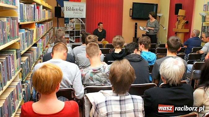 Zdjęcie w galerii na portalu naszraciborz.pl: Grzegorz Wagner gościł w raciborskiej bibliotece wiadomości z regionu