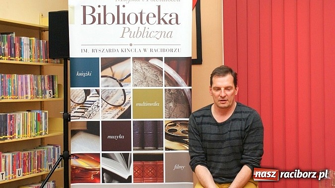 Zdjęcie w galerii na portalu naszraciborz.pl: Grzegorz Wagner gościł w raciborskiej bibliotece wiadomości z regionu