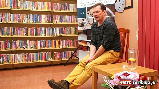 Zdjęcie w galerii na portalu naszraciborz.pl: Grzegorz Wagner gościł w raciborskiej bibliotece wiadomości z regionu