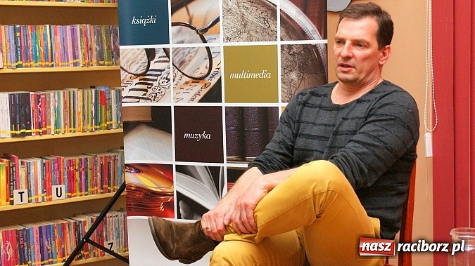Zdjęcie w galerii na portalu naszraciborz.pl: Grzegorz Wagner gościł w raciborskiej bibliotece wiadomości z regionu