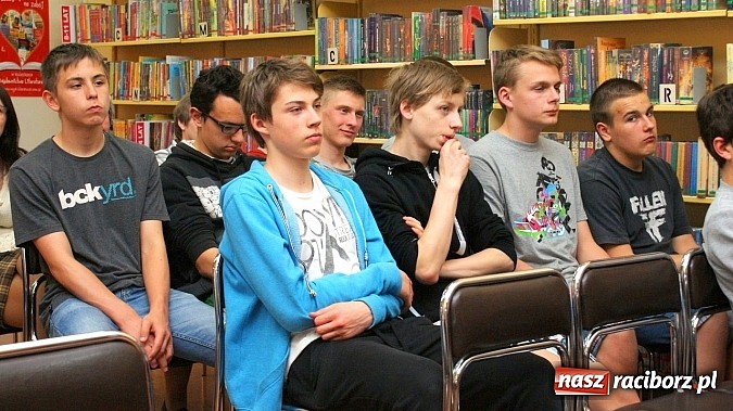 Zdjęcie w galerii na portalu naszraciborz.pl: Grzegorz Wagner gościł w raciborskiej bibliotece wiadomości z regionu