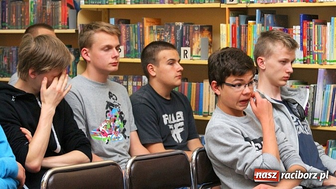 Zdjęcie w galerii na portalu naszraciborz.pl: Grzegorz Wagner gościł w raciborskiej bibliotece wiadomości z regionu