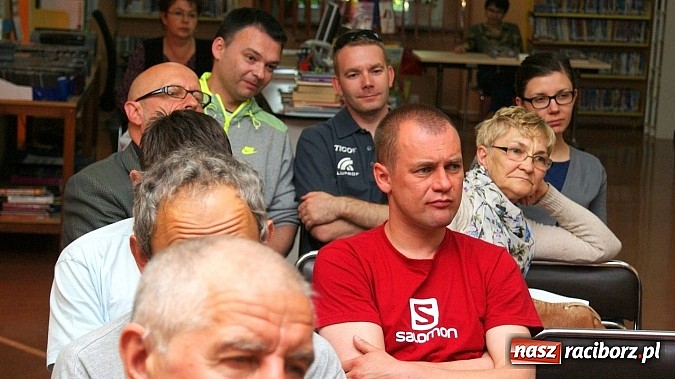 Zdjęcie w galerii na portalu naszraciborz.pl: Grzegorz Wagner gościł w raciborskiej bibliotece wiadomości z regionu