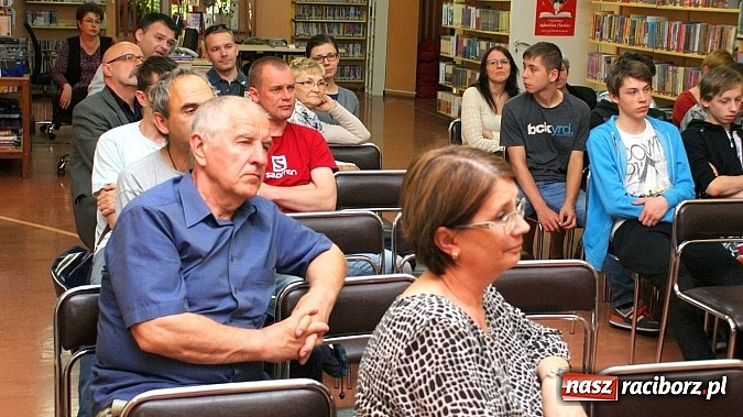 Zdjęcie w galerii na portalu naszraciborz.pl: Grzegorz Wagner gościł w raciborskiej bibliotece wiadomości z regionu